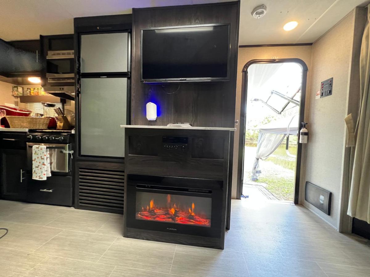 ホテル Lake Front Rv Experience Close To Port Canaveral And Kennedy Space Center ティテュスビル エクステリア 写真