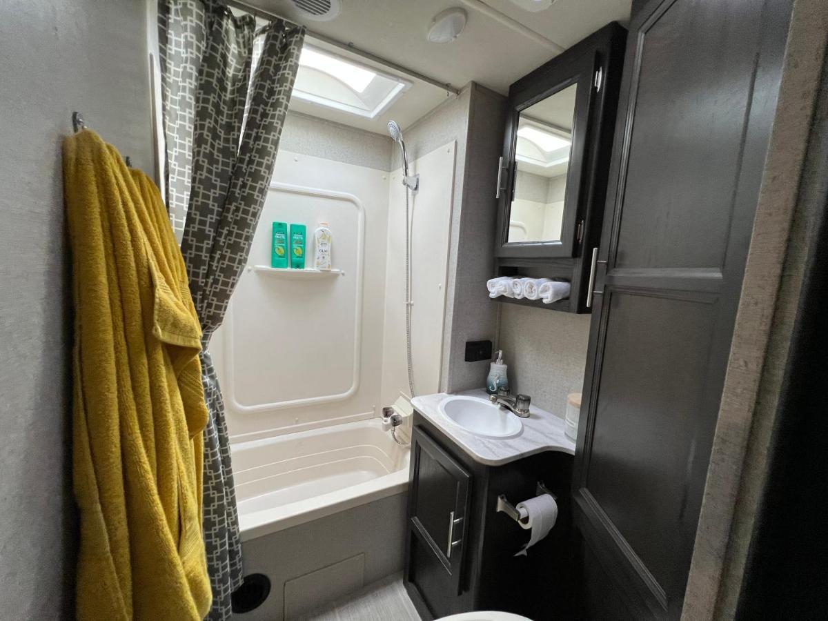 ホテル Lake Front Rv Experience Close To Port Canaveral And Kennedy Space Center ティテュスビル エクステリア 写真