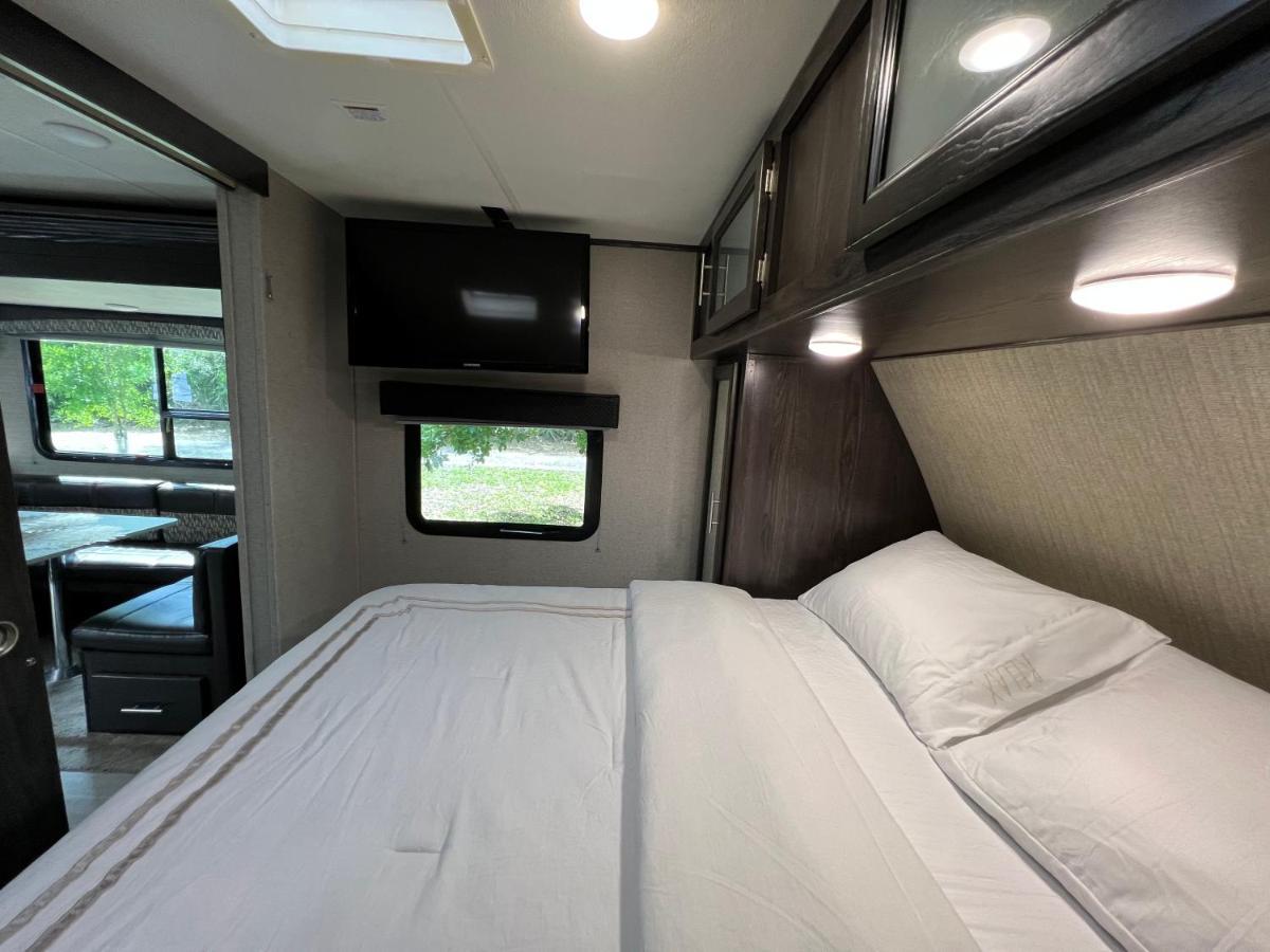 ホテル Lake Front Rv Experience Close To Port Canaveral And Kennedy Space Center ティテュスビル エクステリア 写真