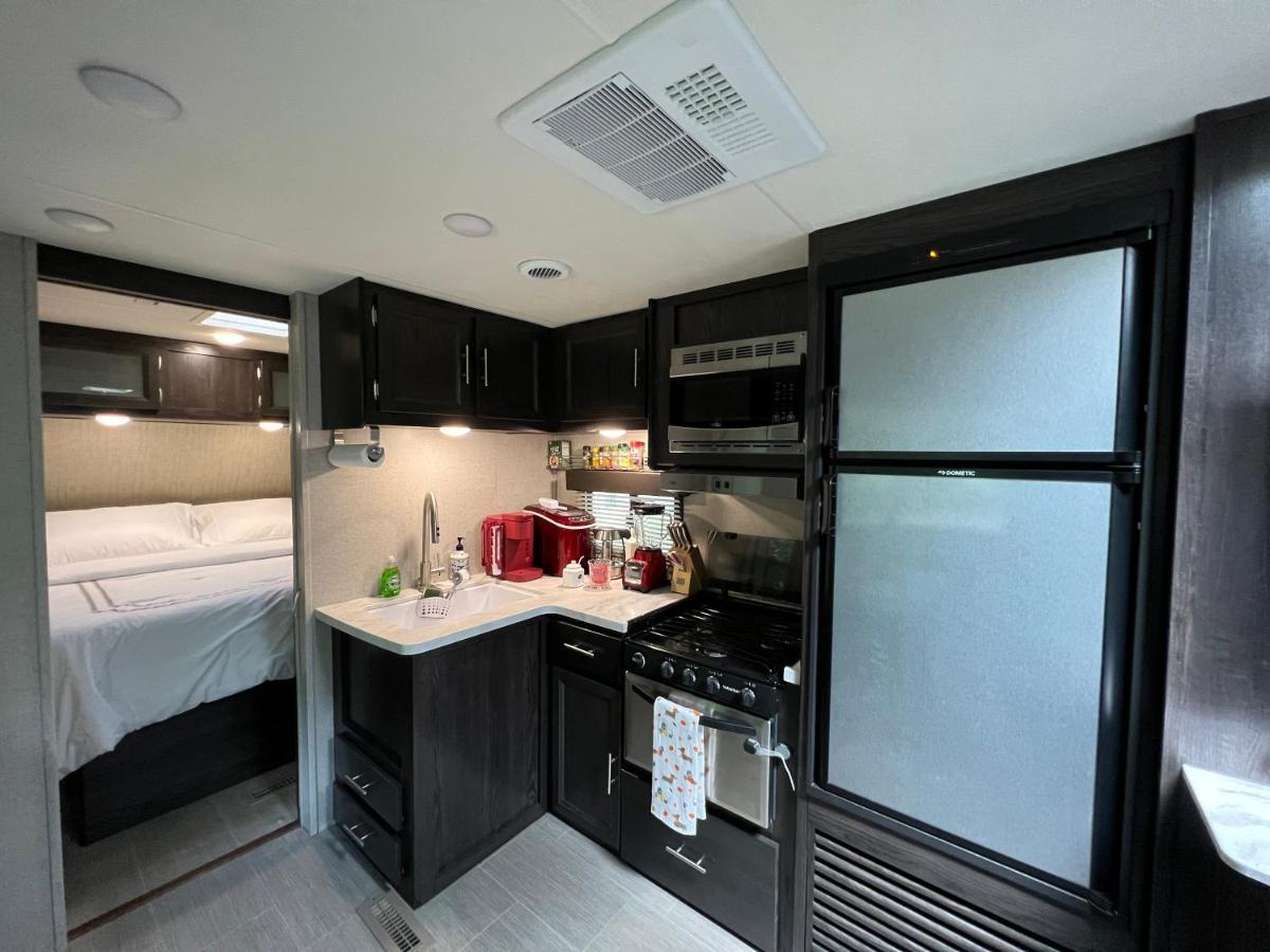 ホテル Lake Front Rv Experience Close To Port Canaveral And Kennedy Space Center ティテュスビル エクステリア 写真