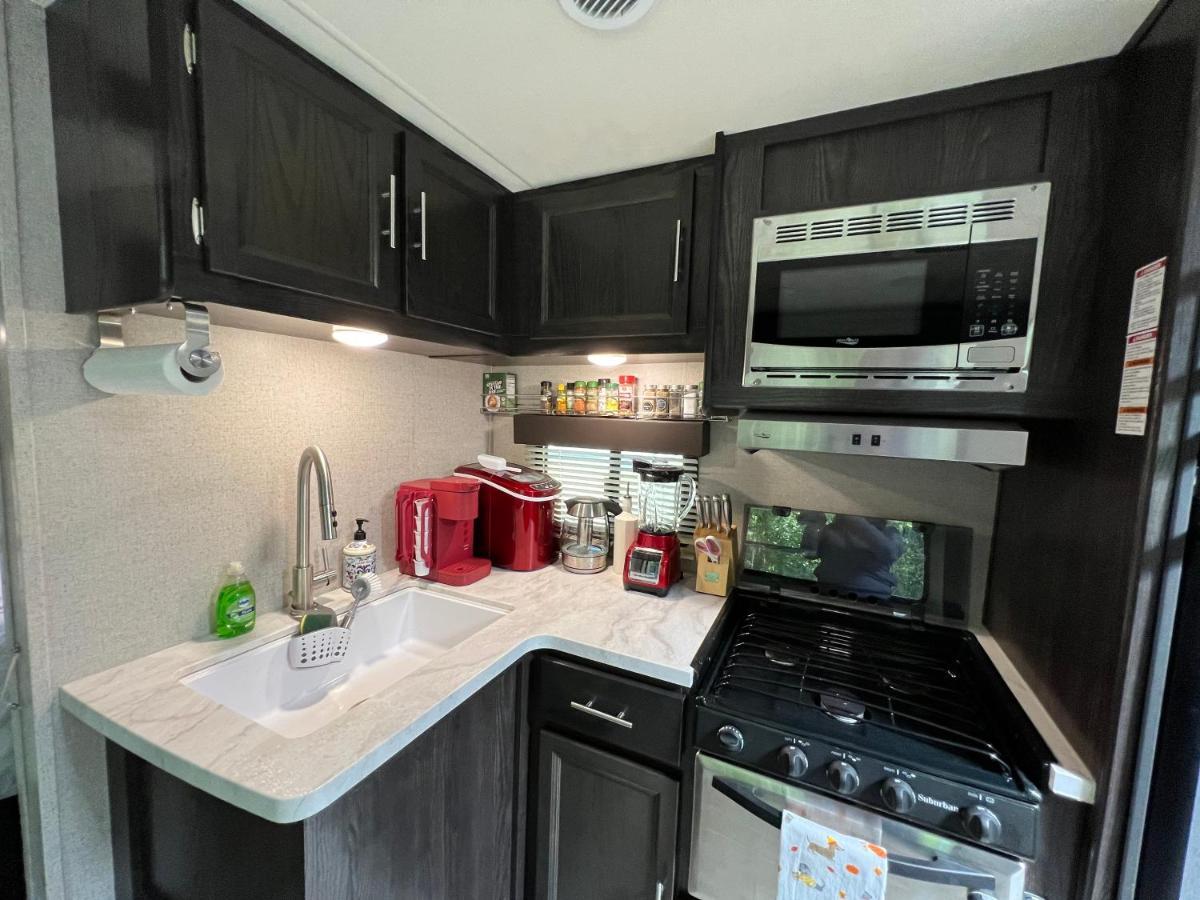 ホテル Lake Front Rv Experience Close To Port Canaveral And Kennedy Space Center ティテュスビル エクステリア 写真